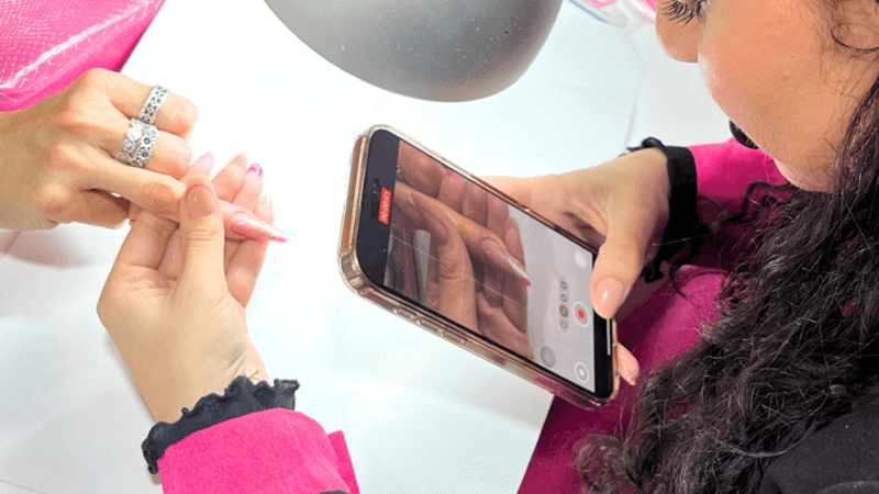 DIVENTARE ONICOTECNICA: Una Carriera Creativa e Appagante nel Mondo della Bellezza