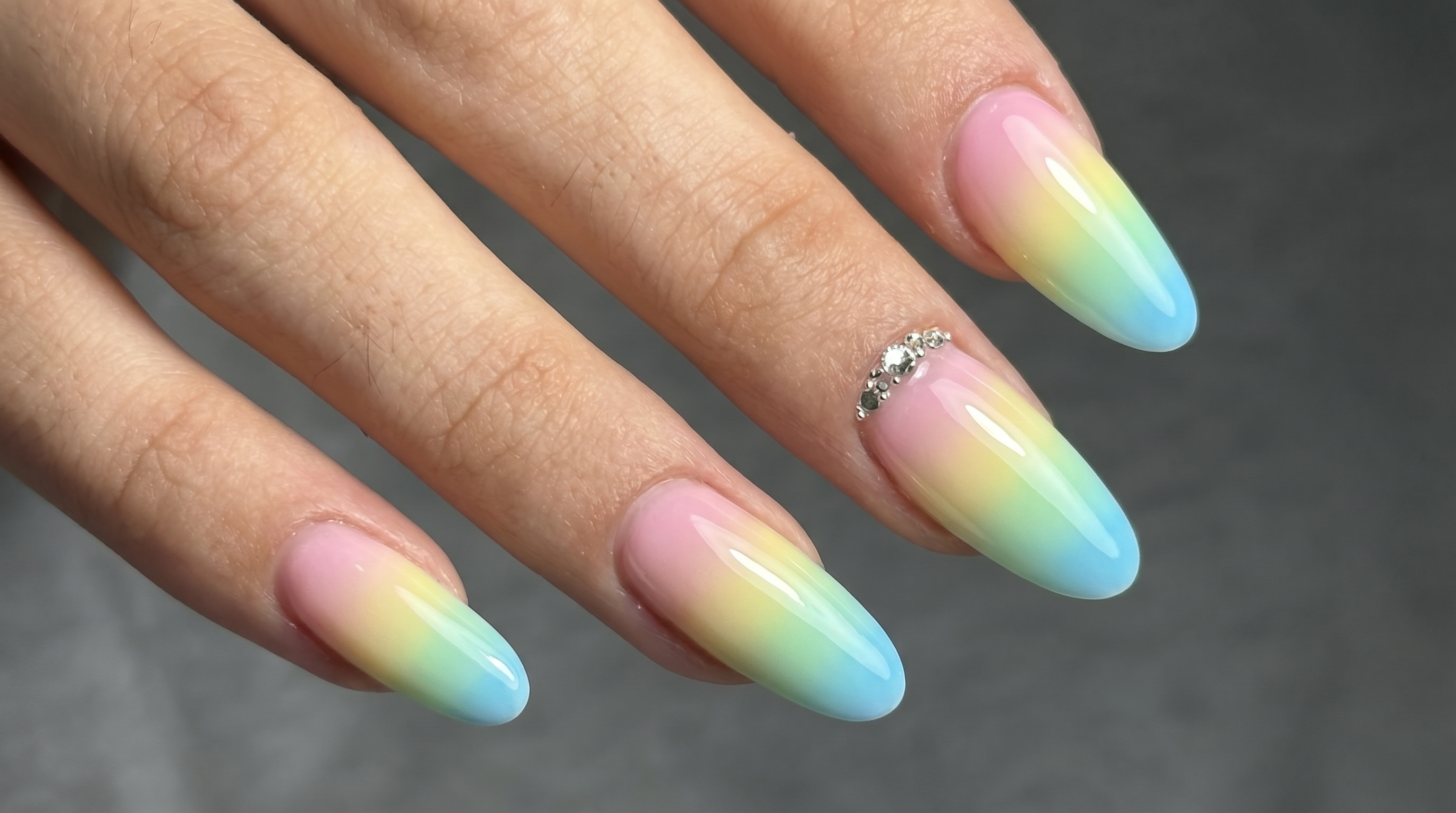 unghie mandorla sfumate nei colori pastello acrygel diva nails
